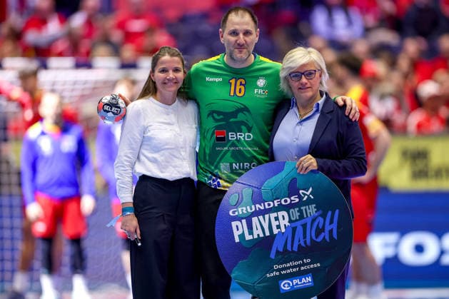20 01 2026, Handball, Men s EHF EURO 2026, North Macedonia Romania, Jyske Bank Boxing in Herning, Denmark, Preliminary Round Player of the Match Honoring Award Honoring Mihai Catalin Popescu Romania 16 Denmark