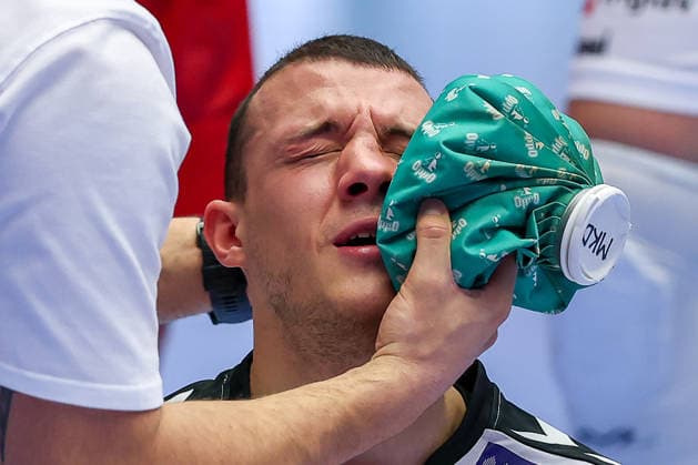 20 01 2026, Handball, Men s EHF EURO 2026, North Macedonia Romania, Jyske Bank Boxing in Herning, Denmark, Preliminary Round Pavle Atanasijevikj North Macedonia 88 sits on the court bleeding and in pain and needs medical attention Denmark