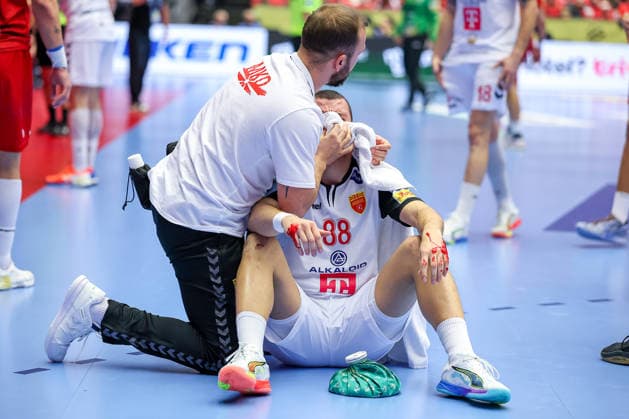 20 01 2026, Handball, Men s EHF EURO 2026, North Macedonia Romania, Jyske Bank Boxing in Herning, Denmark, Preliminary Round Pavle Atanasijevikj North Macedonia 88 sits on the court bleeding and in pain and needs medical attention Denmark