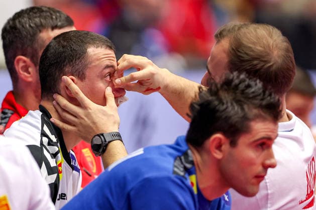 20 01 2026, Handball, Men s EHF EURO 2026, North Macedonia Romania, Jyske Bank Boxing in Herning, Denmark, Preliminary Round Pavle Atanasijevikj North Macedonia 88 sits on the court bleeding and in pain and needs medical attention Denmark