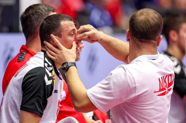 20 01 2026, Handball, Men s EHF EURO 2026, North Macedonia Romania, Jyske Bank Boxing in Herning, Denmark, Preliminary Round Pavle Atanasijevikj North Macedonia 88 sits on the court bleeding and in pain and needs medical attention Denmark