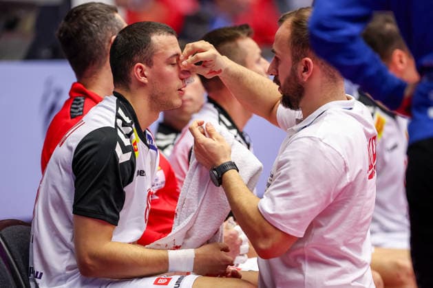 20 01 2026, Handball, Men s EHF EURO 2026, North Macedonia Romania, Jyske Bank Boxing in Herning, Denmark, Preliminary Round Pavle Atanasijevikj North Macedonia 88 sits on the court bleeding and in pain and needs medical attention Denmark