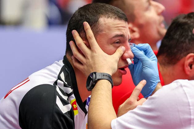 20 01 2026, Handball, Men s EHF EURO 2026, North Macedonia Romania, Jyske Bank Boxing in Herning, Denmark, Preliminary Round Pavle Atanasijevikj North Macedonia 88 sits on the court bleeding and in pain and needs medical attention Denmark