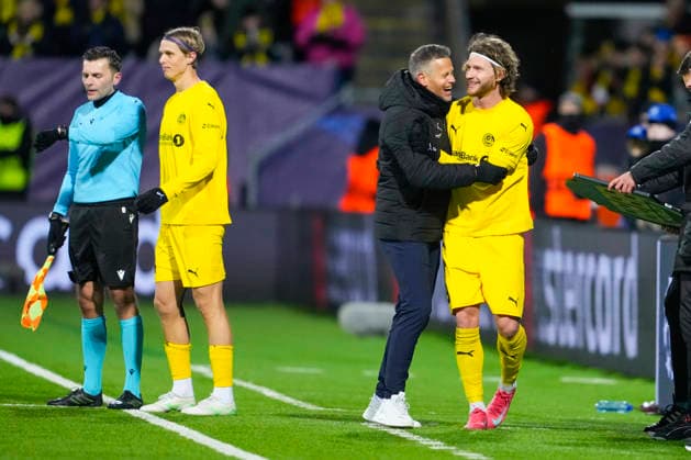 Football, Champions League 2025 2026 Bodo Glimt Manchester City Bodo 20260120 Bodo Glimts Ulrik Saltnes, coach Kjetil Knutsen and Kasper Hogh who are substituted in the Champions League football match between Bodo Glimt and Manchester City at Aspmyra Stadium Photo Fredrik Varfjell NTB Bodo Norway EDITORIAL USE ONLY RESTRICTED USE FOR BETTING COMPANIES  Copyright: xFredrikxVarfjellx xNTBx