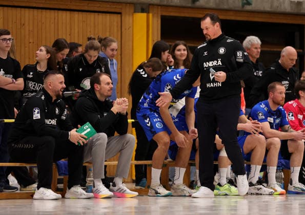 20 01 2026, Germany, Asperg, Handball TVB Stuttgart vs HBW Balingen Weilstetten, f l Kai Häfner TVB , TVB coach Misha Kauffmann