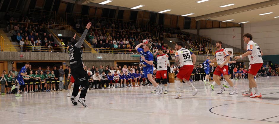 20 01 2026, Germany, Asperg, Handball TVB Stuttgart vs HBW Balingen Weilstetten, f l Daniel Rebmann HBW , Max Heydecke TVB , Overview, Hall overview