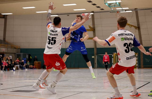 20 01 2026, Germany, Asperg, Handball TVB Stuttgart vs HBW Balingen Weilstetten, f l Csaba Leimeter HBW , Linus Schmid TVB , Sascha Pfattheicher HBW