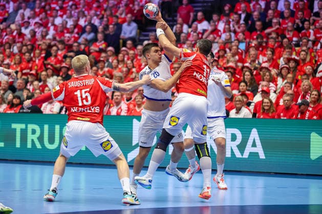 20 01 2026, Handball, Men s EHF EURO 2026, Denmark Portugal, Jyske Bank Boxing in Herning, Denmark, Preliminary Round Francisco Mota Costa Portugal 26 in a duel against Magnus Saugstrup Jensen Denmark 15 Rasmus Lauge Schmidt Denmark 11 Denmark