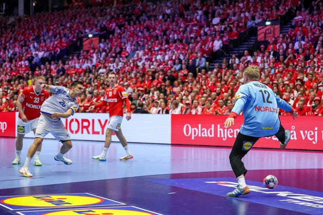 20 01 2026, Handball, Men s EHF EURO 2026, Denmark Portugal, Jyske Bank Boxen in Herning, Denmark, Preliminary Round Francisco Mota Costa Portugal 26 converted against Emil Nielsen Denmark 12 Denmark