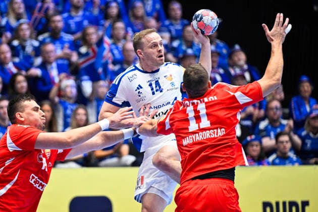 KRISTIANSTAD, SWEDEN 20260120 Iceland s Omar Ingi Magnusson against Hungary s Richard Bodo and Patrik Ligetvari during the 2026 EHF European Men s Handball Championship the EHF Euro 2026 match between Hungary and Iceland at Kristianstad Arena, in Kristianstad, Sweden, on January 20, 2026 KRISTIANSTAD SWEDEN x50090x  Copyright: xJohanxNilsson TTx EHF EURO 2026 HUNGARY-ICELAND