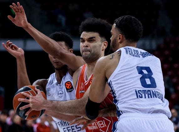 Hapoel Tel Aviv v Anadolu Efes - EuroLeague SOFIA, BULGARIA - JANUARY 20: Elijah Bryant (C) of Hapoel Tel Aviv in action against Nick Weiler-Babb (R) and Saben Lee (R) of Anadolu Efes during the Euro League regular season 25-26 round 23 basketball match at the 8888 Arena in Sofia, Bulgaria on January 20, 2026. Borislav Troshev Anadolu Belgrade Serbia. Editorial use only. Please get in touch for any other usage.  Copyright: x2026xAnadoluxBorislavxTroshevx