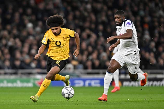 Spurs vs Borussia Dortmund Champions League Kevin Danso of Tottenham Hotspur and Karim Adeyemi of Borussia Dortmund during the UEFA Champions League match: Tottenham Hotspur vs Borussia Dortmund at the Tottenham Hotspur Stadium London. London Tottenham Hotspur Stadium UK Copyright: xMartinxDaltonx Spurs_vs_Dortmund_200126_MD_005