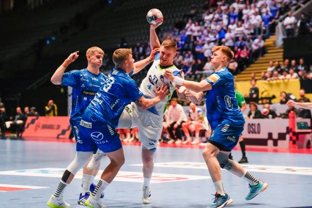 Men s European Handball Championship, Slovenia Faroe Islands Baerum 20260120 Slovenia s Kristjan Horzen in a duel against Faroe Islands Vilhelm Poulsen and Teis Horn in the European Championship men s handball match between Slovenia and Faroe Islands in Unity Arena in Fornebu Photo Erik Flaaris Johansen NTB Baerum Norway EDITORIAL USE ONLY RESTRICTED USE FOR BETTING COMPANIES  Copyright: xErikxFlaarisxJohansenx xNTBx