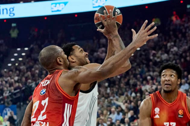 Turkish Airlines EuroLeague Basketball, FC Bayern Munich Basketball vs Partizan Mozzart Bet Belgrade, Munich FC Bayern Basketball, Munich FC Bayern Basketball, Belgrade Partizan Mozzart Bet, 2026 01 20 in Munich SAP Garden BROWN Sterling Partizan Mozzart Bet Belgrade Forward Nr 12 PAR12 , MIKE Isiaha FC Bayern Munich Basketball Forward Nr 22 BAY22 , MCCORMACK David FC Bayern Munich Basketball Center Nr 33 BAY33 sportworld Munich SAP Garden Bayern Germany