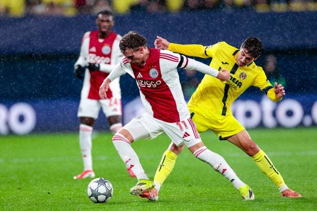 VILLARREAL , 20- 01-2026 , Estadio de la Ceramica, Season 2025 2026, UEFA Champions League match between Villarreal and Ajax. Picture shows Villareal player Santiago Comesana vs Ajax player Mika Godts Villarreal - Ajax  x200955155x Copyright: