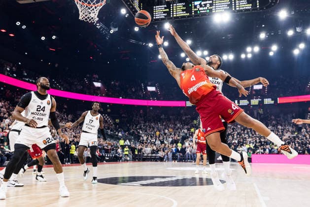 MUNICH, GERMANY - JANUARY 20: Xavier Rathan-Mayes (FC Bayern Muenchen, 4) tries to score against Sterling Brown (Partizan Mozzart Bet Belgrade, 12) during the Turkish Airlines EuroLeague match between FC Bayern Muenchen vs. Partizan Mozzart Bet Belgrade at SAP Garden on round 23 of Turkish Airlines EuroLeague on January 20, 2026 in Munich, Germany. Bavaria Germany Copyright: xSteffiexWunderlx