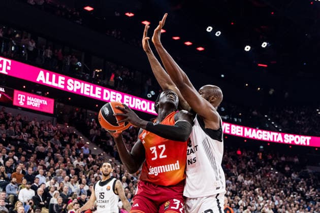 MUNICH, GERMANY - JANUARY 20: Wenyen Gabriel (FC Bayern Muenchen, 32) controls the ball against Tonye Jekiri (Partizan Mozzart Bet Belgrade, 23) during the Turkish Airlines EuroLeague match between FC Bayern Muenchen vs. Partizan Mozzart Bet Belgrade at SAP Garden on round 23 of Turkish Airlines EuroLeague on January 20, 2026 in Munich, Germany. Bavaria Germany Copyright: xSteffiexWunderlx