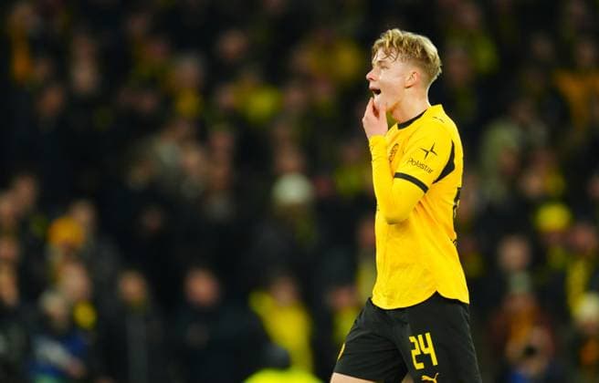 Daniel Svensson of Borussia Dortmund is sent off after a VAR review Tottenham Hotspur v Borussia Dortmund, UEFA Champions League, Group Stage, Football, Tottenham Hotspur Stadium, London, UK - 20 Jan 2026London Tottenham Hotspur Stadium United Kingdom EDITORIAL USE ONLY No use with unauthorised audio, video, data, fixture lists, club league logos or live services. Online in-match use limited to 120 images, no video emulation. No use in betting, games or single club league player publications. Copyright: xJavierxGarcia Shutterstockx 16348311ae