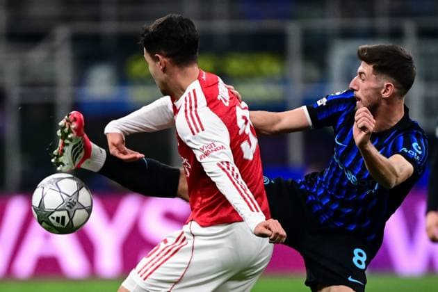 Inter Milan v Arsenal - UEFA Champions League MILAN, ITALY - JANUARY 20: Petar Sucic of Inter Milan fights for the ball with Martín Zubimendi of Arsenal during the UEFA Champions league football match Inter Milan vs Arsenal at the San Siro Stadium in Milan, Italy on January 20, 2026 Piero Cruciatti Anadolu Milan Italy. Editorial use only. Please get in touch for any other usage.  Copyright: x2026xAnadoluxPieroxCruciattix