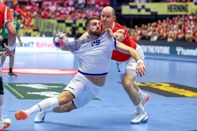 20 01 2026, Handball, Men s EHF EURO 2026, Denmark Portugal, Jyske Bank Boxing in Herning, Denmark, Preliminary Round Martim Mota Costa Portugal 79 in a duel against Simon Hald Jensen Denmark 34 Denmark
