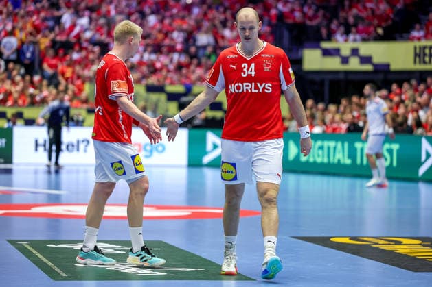 20 01 2026, Handball, Men s EHF EURO 2026, Denmark Portugal, Jyske Bank Boxen in Herning, Denmark, Preliminary Round Magnus Saugstrup Jensen Denmark 15 disappointed disappointment alongside Simon Hald Jensen Denmark 34 Denmark
