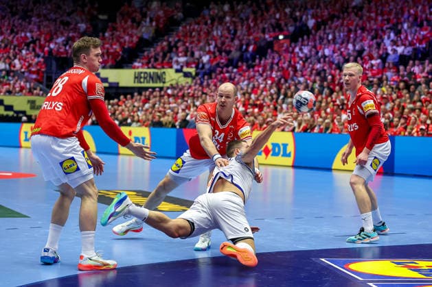 20 01 2026, Handball, Men s EHF EURO 2026, Denmark Portugal, Jyske Bank Boxen in Herning, Denmark, Preliminary Round Lasse Bredekjaer Andersson Denmark 28 Simon Hald Jensen Denmark 34 Magnus Saugstrup Jensen Denmark 15 in a duel against Martim Mota Costa Portugal 79 Denmark