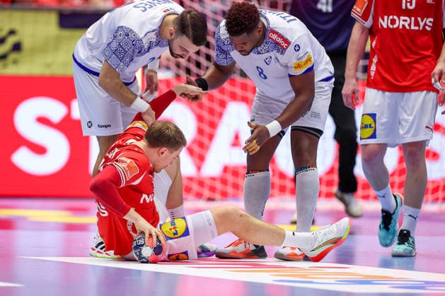 20 01 2026, Handball, Men s EHF EURO 2026, Denmark Portugal, Jyske Bank Boxen in Herning, Denmark, Preliminary Round Simon Bogetoft Pytlick Denmark 43 lies on the pitch Denmark