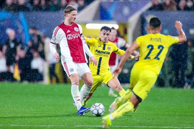 VILLARREAL , 20- 01-2026 , Estadio de la Ceramica, Season 2025 2026, UEFA Champions League match between Villarreal and Ajax. Picture shows Villareal player Sergi Cardona vs Ajax player Kasper Dolberg Villarreal - Ajax  x200955389x Copyright:
