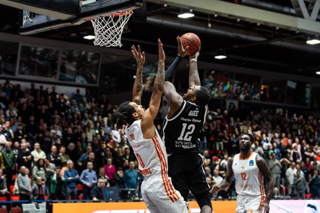 GER, BKT EuroCup, season 2025 2026, Niners Chemnitz Cosea JL Bourg en Bresse 20 01 2026, Messe, Chemnitz, GER, BKT EuroCup, season 2025 2026, Niners Chemnitz Cosea JL Bourg en Bresse Tajuan Agee Cosea JL Bourg en Bresse 12 , Kevin Yebo Niners Chemnitz, 0 Photo Alexander Trienitz Chemnitz Messe Sachsen Germany