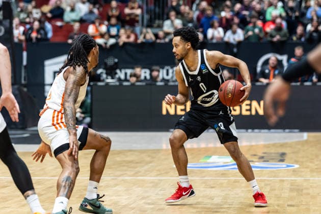 GER, BKT EuroCup, season 2025 2026, Niners Chemnitz Cosea JL Bourg en Bresse 20 01 2026, Messe, Chemnitz, GER, BKT EuroCup, season 2025 2026, Niners Chemnitz Cosea JL Bourg en Bresse Darius Mcghee Cosea JL Bourg en Bresse 0 , Nike Sibande Niners Chemnitz, 2 Foto Alexander Trienitz Chemnitz Messe Sachsen Germany