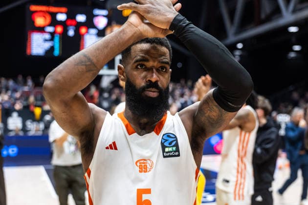 GER, BKT EuroCup, season 2025 2026, Niners Chemnitz Cosea JL Bourg en Bresse 20 01 2026, Messe, Chemnitz, GER, BKT EuroCup, season 2025 2026, Niners Chemnitz Cosea JL Bourg en Bresse Corey Davis Jr Niners Chemnitz, 5 thanks the fans Photo Alexander Trienitz Chemnitz Messe Sachsen Germany