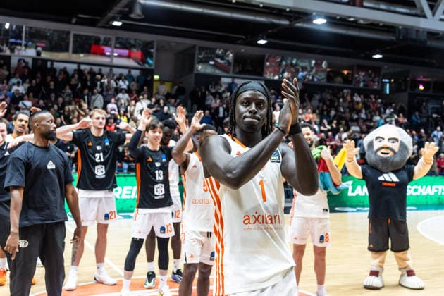 GER, BKT EuroCup, season 2025 2026, Niners Chemnitz Cosea JL Bourg en Bresse 20 01 2026, Messe, Chemnitz, GER, BKT EuroCup, season 2025 2026, Niners Chemnitz Cosea JL Bourg en Bresse Aher Uguak Niners Chemnitz, 1 thanks the fans Photo Alexander Trienitz Chemnitz Messe Sachsen Germany