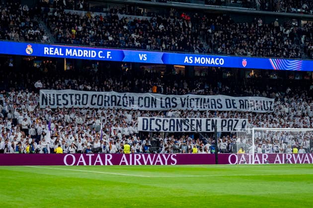 Real Madrid C.F. v AS Monaco - UEFA Champions League 2025 26 League Phase MD7 Fans of Real Madrid CF shows a choreography in honor of the train victims of Adamuz prior to the UEFA Champions League 2025 26 League Phase MD7 match between Real Madrid C.F. and AS Monaco at Estadio Santiago Bernabeu on January 20, 2026 in Madrid, Spain. Madrid Estadio Santiago Bernabeu Spain Copyright: xEurasiaxSportxImagesx AGardin_20260120_Foot_Champ_ReaMad_Mon_0770