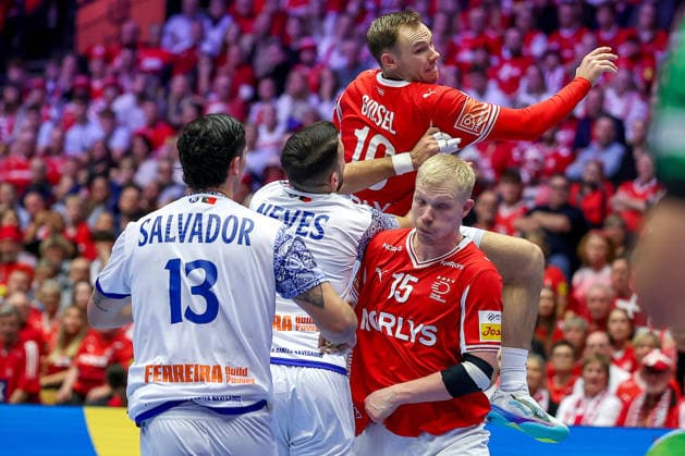 20 01 2026, Handball, Men s EHF EURO 2026, Denmark Portugal, Jyske Bank Boxing in Herning, Denmark, Preliminary Round Mathias Gidsel Denmark 19 Magnus Saugstrup Jensen Denmark 15 in a duel against Rocha Nogueira Portugal 13 Denmark