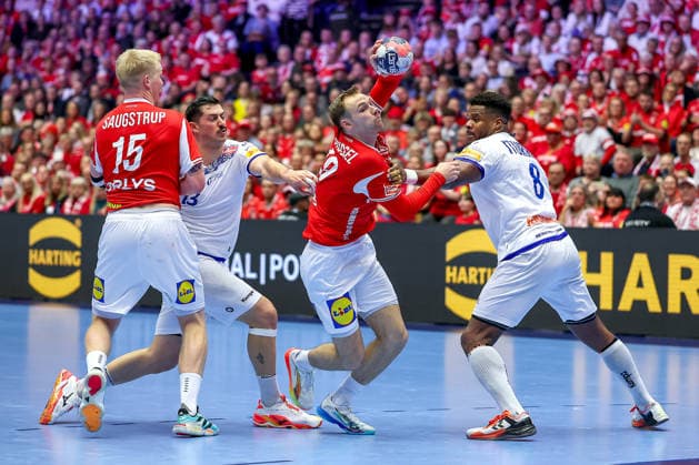 20 01 2026, Handball, Men s EHF EURO 2026, Denmark Portugal, Jyske Bank Boxing in Herning, Denmark, Preliminary Round Mathias Gidsel Denmark 19 in duel against Rocha Nogueira Portugal 13 Victor Manuel Iturriza Alvarez Portugal 08 Denmark