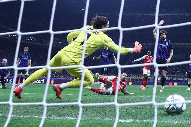 Gabriel Jesus of Arsenal scores the opening goal pats Yann Sommer of Inter Milan Inter Milan v Arsenal, UEFA Champions League, Group Stage, Football, San Siro, Milan, Italy - 20 Jan 2026Milan San Siro Italy EDITORIAL USE ONLY No use with unauthorised audio, video, data, fixture lists, club league logos or live services. Online in-match use limited to 120 images, no video emulation. No use in betting, games or single club league player publications.  Copyright: xMichaelxZemanek Shutterstockx 16348333ad