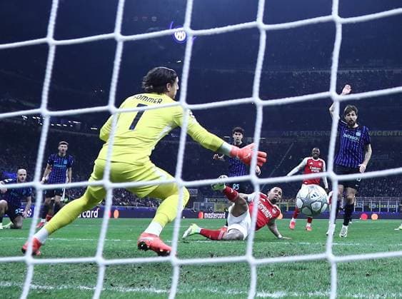 Gabriel Jesus of Arsenal scores the opening goal pats Yann Sommer of Inter Milan Inter Milan v Arsenal, UEFA Champions League, Group Stage, Football, San Siro, Milan, Italy - 20 Jan 2026Milan San Siro Italy EDITORIAL USE ONLY No use with unauthorised audio, video, data, fixture lists, club league logos or live services. Online in-match use limited to 120 images, no video emulation. No use in betting, games or single club league player publications.  Copyright: xMichaelxZemanek Shutterstockx 16348333ae
