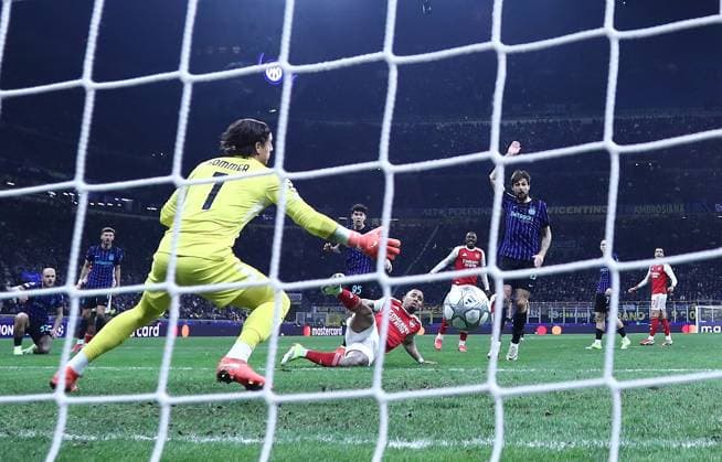 Gabriel Jesus of Arsenal scores the opening goal pats Yann Sommer of Inter Milan Inter Milan v Arsenal, UEFA Champions League, Group Stage, Football, San Siro, Milan, Italy - 20 Jan 2026Milan San Siro Italy EDITORIAL USE ONLY No use with unauthorised audio, video, data, fixture lists, club league logos or live services. Online in-match use limited to 120 images, no video emulation. No use in betting, games or single club league player publications.  Copyright: xMichaelxZemanek Shutterstockx 16348333ah