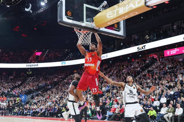 Dunk David McCormack FC Bayern Basketball, 33 , with Sterling Brown Partizan Mozzart Bet Belgrade, 12 and Bruno Fernando Partizan Mozzart Bet Belgrade, 24 , GER, FC Bayern Basketball vs Partizan Mozzart Bet Belgrade, Basketball, Euroleague, Matchday 23, Season 2025 2026, 20 01 2026, GER, FC Bayern Basketball vs Partizan Mozzart Bet Belgrade, Basketball, Euroleague, Matchday 23, Season 2025 2026, 20 01 2026 Muenchen Copyright: xEibner-Pressefoto JennixMaulx EP_JML