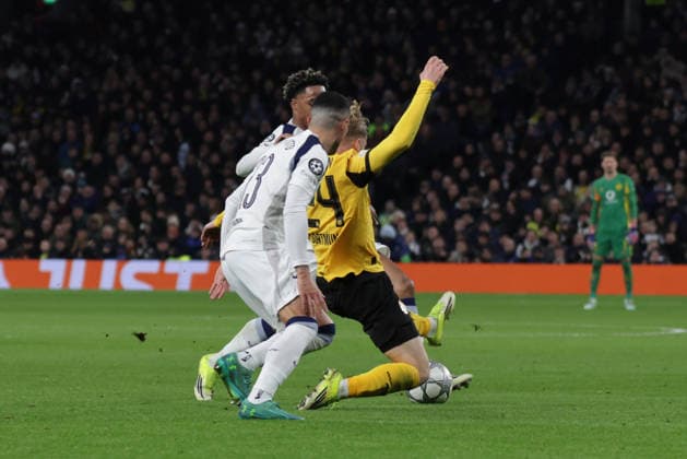20 01 2026, xgrfx, Football UEFA Champions League , Tottenham Hotspur Borussia Dortmund v l Red Card, Daniel Svensson Borussia Dortmund DFL DFB REGULATIONS PROHIBIT ANY USE OF PHOTOGRAPHS as IMAGE SEQUENCES and or QUASI VIDEO London