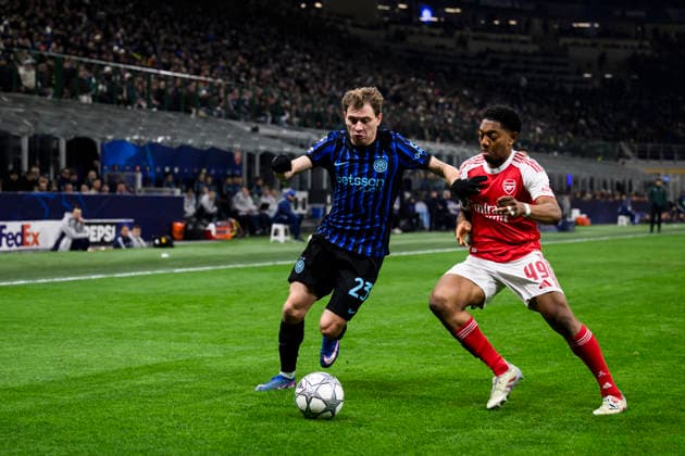 FC Internazionale v Arsenal FC - UEFA Champions League Nicolo Barella of FC Internazionale competes for the ball with Myles Lewis-Skelly of Arsenal FC during the UEFA Champions League 2025 26 league phase football match between FC Internazionale and Arsenal FC. Milan Italy Copyright: xNicolòxCampox