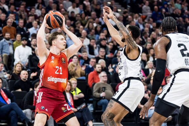 MUNICH, GERMANY - JANUARY 20: Justus Hollatz (FC Bayern Muenchen, 21) controls the ball against Cameron Payne (Partizan Mozzart Bet Belgrade, 15) during the Turkish Airlines EuroLeague match between FC Bayern Muenchen vs. Partizan Mozzart Bet Belgrade at SAP Garden on round 23 of Turkish Airlines EuroLeague on January 20, 2026 in Munich, Germany. Bavaria Germany Copyright: xSteffiexWunderlx