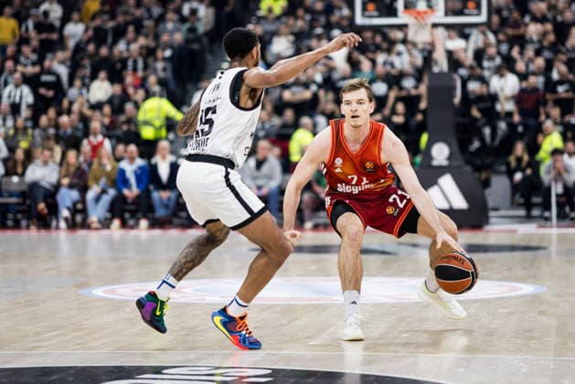 MUNICH, GERMANY - JANUARY 20: Justus Hollatz (FC Bayern Muenchen, 21) controls the ball against Cameron Payne (Partizan Mozzart Bet Belgrade, 15) during the Turkish Airlines EuroLeague match between FC Bayern Muenchen vs. Partizan Mozzart Bet Belgrade at SAP Garden on round 23 of Turkish Airlines EuroLeague on January 20, 2026 in Munich, Germany. Bavaria Germany Copyright: xSteffiexWunderlx
