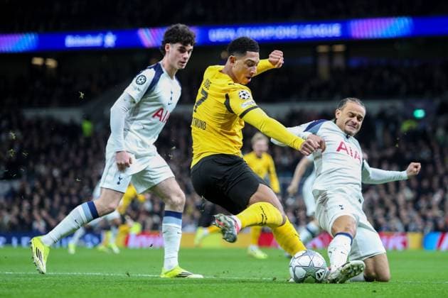 Jobe Bellingham of Borussia Dortmund crosses the ball whilst under pressure from Xavi Simons and Archie Gray of Tottenham Hotspur Tottenham Hotspur v Borussia Dortmund, Football, UEFA Champions League 2025 26 League Phase MD7, Tottenham Hotspur Stadium, London, UK, 20 01 26 Editorial use only  Copyright: xAnthonyxHanc Shutterstockx 16377490u