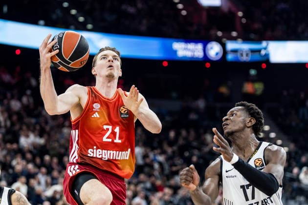 MUNICH, GERMANY - JANUARY 20: Justus Hollatz (FC Bayern Muenchen, 21) tries to score against Isaac Bonga (Partizan Mozzart Bet Belgrade, 17) during the Turkish Airlines EuroLeague match between FC Bayern Muenchen vs. Partizan Mozzart Bet Belgrade at SAP Garden on round 23 of Turkish Airlines EuroLeague on January 20, 2026 in Munich, Germany. Bavaria Germany Copyright: xSteffiexWunderlx