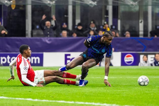 MILAN, ITALY JANUARY 20 Marcus Thuram of Inter R against Cristhian Mosquera of Arsenal L during the UEFA Champions League 2025 26 League Phase MD7 match between FC Internazionale Milano and Arsenal FC at Stadio San Siro on January 20, 2026 in Milan, Italy Milan Stadio San Siro Italy Copyright: xJustPictures.ch JarixPestelaccix jp-en-EuSpIm-JP4_JAR_Inter_Arsenal_20Jan2026_10023