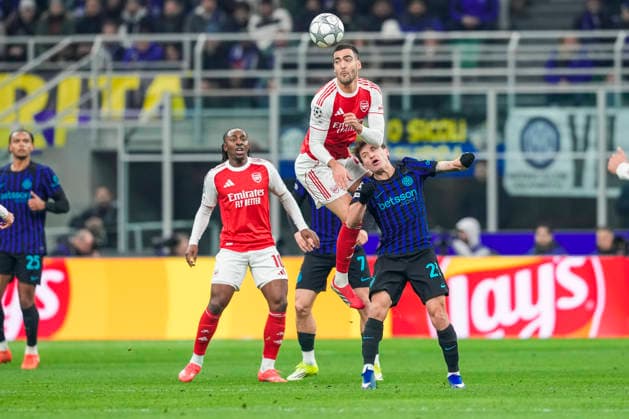 MILAN, ITALY JANUARY 20 William Saliba of Arsenal C against Nicolo Barella of Inter R during the UEFA Champions League 2025 26 League Phase MD7 match between FC Internazionale Milano and Arsenal FC at Stadio San Siro on January 20, 2026 in Milan, Italy Milan Stadio San Siro Italy Copyright: xJustPictures.ch JarixPestelaccix jp-en-EuSpIm-JP4_JAR_Inter_Arsenal_20Jan2026_10076