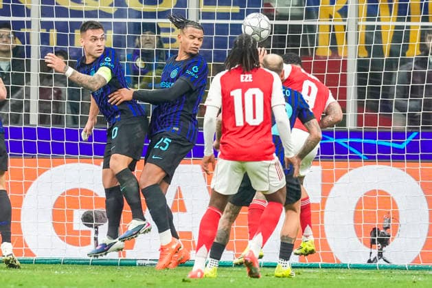 MILAN, ITALY JANUARY 20 Gabriel Jesus of Arsenal R scores his second goal while Lautaro Martinez of Inter L and Nicolo Barella of Inter 2nd L are watching him during the UEFA Champions League 2025 26 League Phase MD7 match between FC Internazionale Milano and Arsenal FC at Stadio San Siro on January 20, 2026 in Milan, Italy Milan Stadio San Siro Italy Copyright: xJustPictures.ch JarixPestelaccix jp-en-EuSpIm-JP4_JAR_Inter_Arsenal_20Jan2026_10086