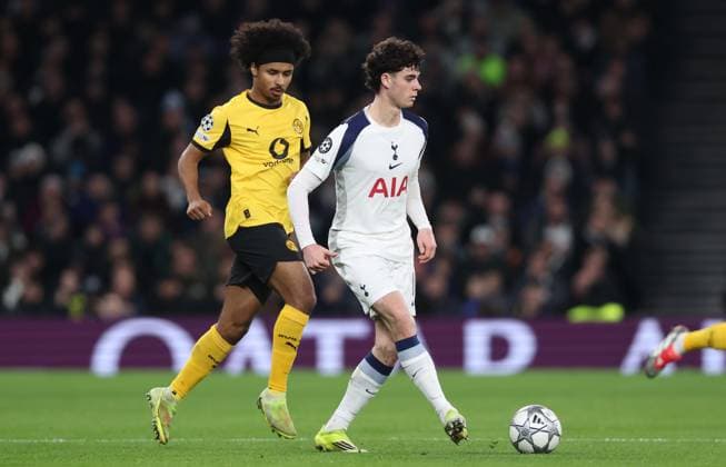 . - Tottenham Hotspur v Borussia Dortmund, UEFA Champions League, League Phase, Tottenham Hotspur Stadium, London, England. - 20th January 2026. (C) Daniel Weir Crystal Pix Archie Gray of Tottenham Hotspur battles for the ball with Karim Adeyemi of Borussia Dortmund. - Tottenham Hotspur v Borussia Dortmund, UEFA Champions League, League Phase, Tottenham Hotspur Stadium, London, England. - 20th January 2026. (C) Daniel Weir Crystal Pix London Tottenham Hotspur Stadium United Kingdom Copyright: xDanielxWeirx CP_Tottenham_Dortmund_200126_DW_38