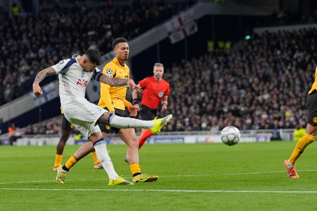 Tottenham Hotspur v Borussia Dortmund, North London, UK - 20 Jan 2026 Pedro Porro of Tottenham Hotspur drives a shot goal wards during the Champions League match between Tottenham and Borussia Dortmund at the Tottenham Hotspur Stadium, Tottenham, London on 20 January 2026. London Tottenham Hotspur Stadium London GBR Copyright: xStevexFlynn PPAUKx PPA-241861